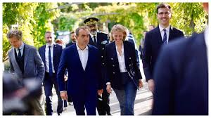 French Prime Minister Sebastien Lecornu (center) – Photo: X/Sebastien Lecornu